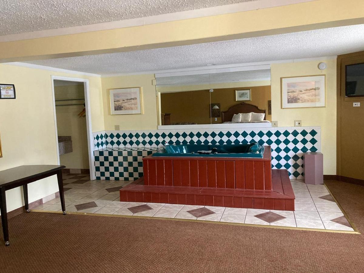Rodeway Inn & Suites Saginaw Exterior foto