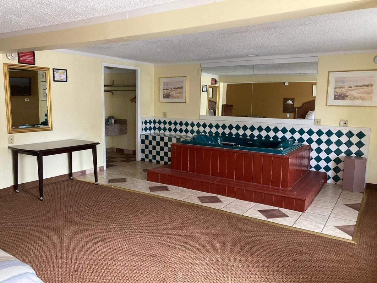 Rodeway Inn & Suites Saginaw Exterior foto
